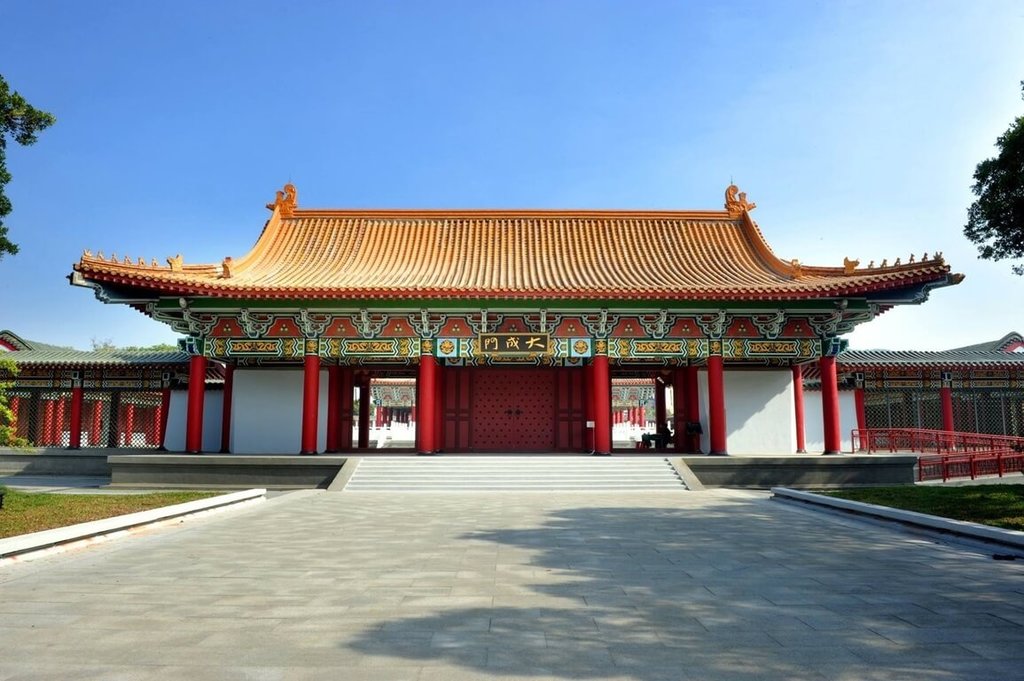 高雄左營孔子廟東廡整飾完成已啟用，在高雄市立歷史博物館規劃下，此次不僅是設施更新，更將東廡空間調整為展覽室與多功能空間「學思講堂」，讓孔廟從文化資產，轉化為可參與的公共場域。（圖片提供：高雄市政府文化局）