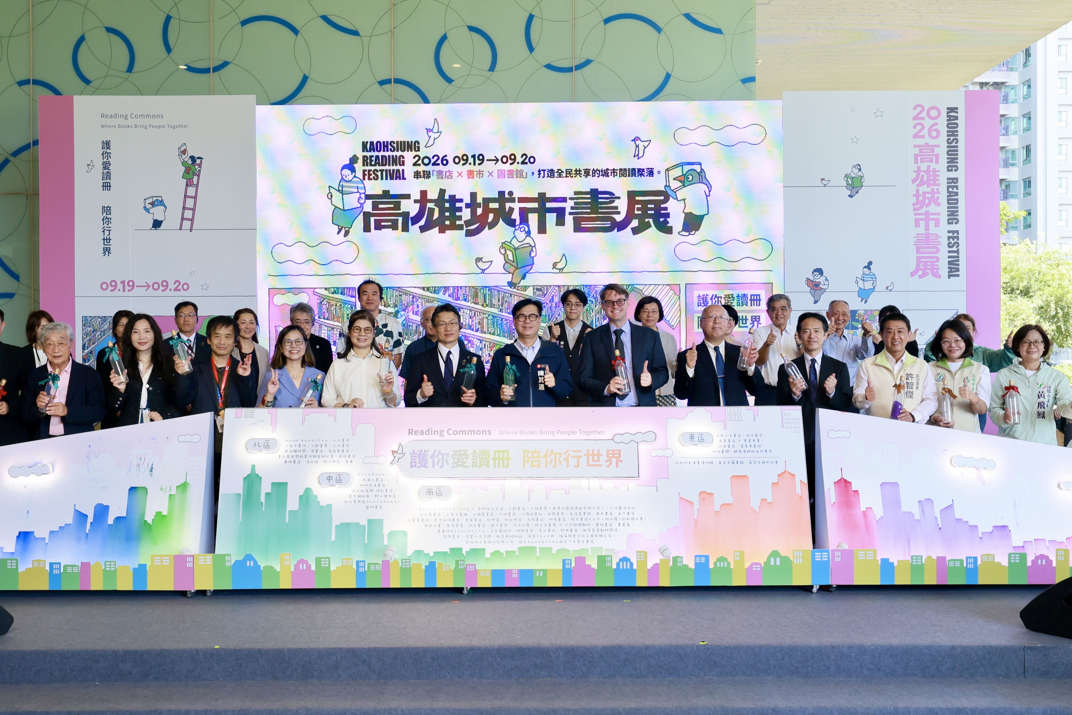 陳其邁出席「2026高雄城市書展開幕式」，感謝高雄許多傑出作家源源不絕賦予城市新的生命、想像與願景，並邀請市民朋友透過閱讀接觸更多新的世界，感受豐富多元的閱讀饗宴。（圖片提供：高雄市政府）